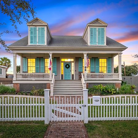 Historic 1871 Coastal Breeze With Heated Pool - Restoring Galveston Villa Buitenkant foto