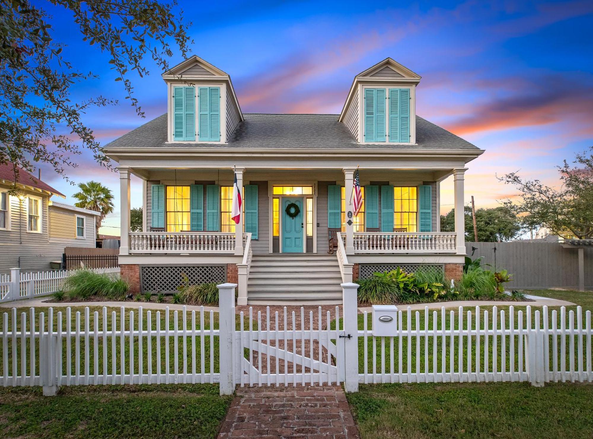 Historic 1871 Coastal Breeze With Heated Pool - Restoring Galveston Villa Buitenkant foto