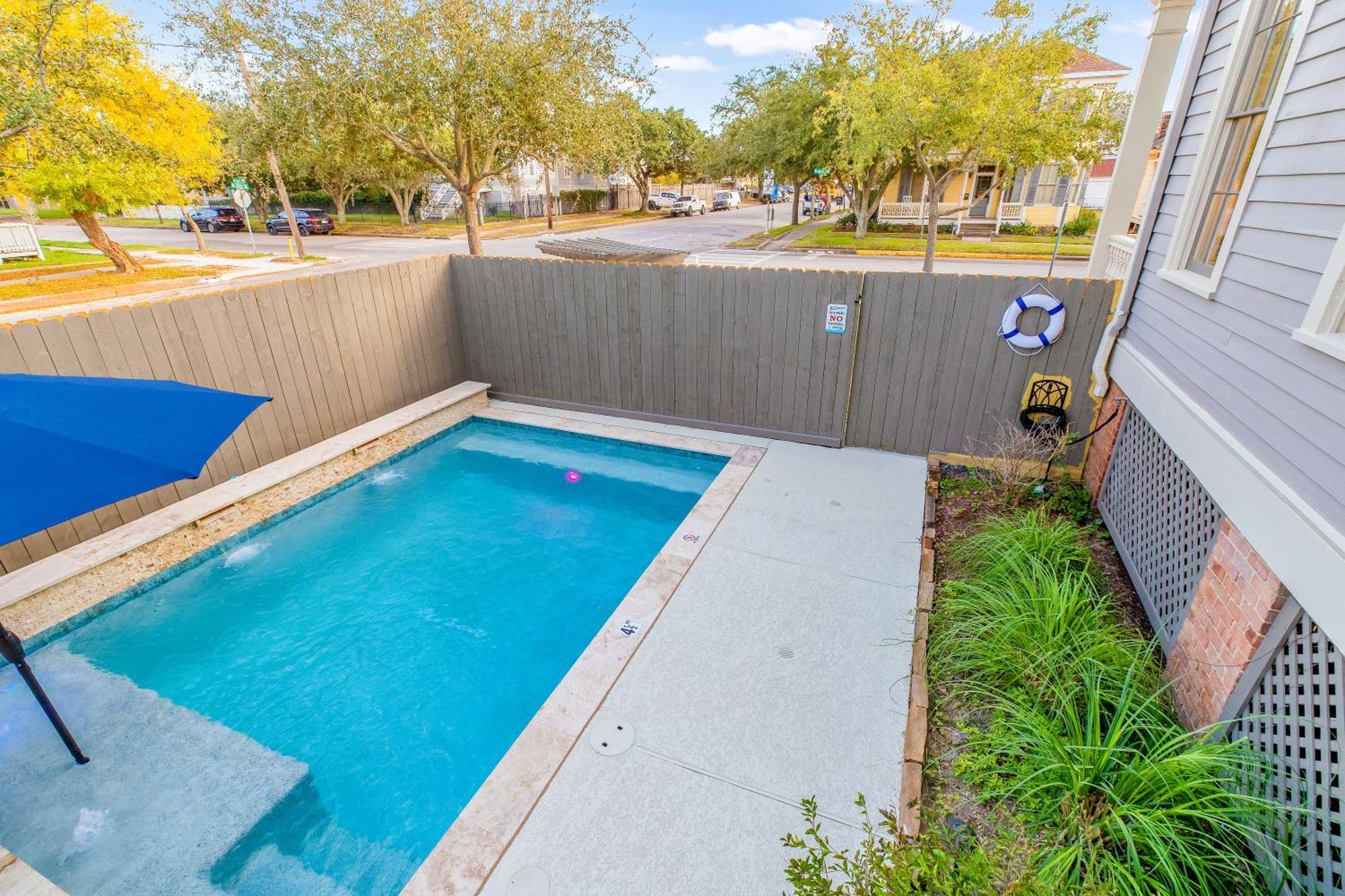 Historic 1871 Coastal Breeze With Heated Pool - Restoring Galveston Villa Buitenkant foto