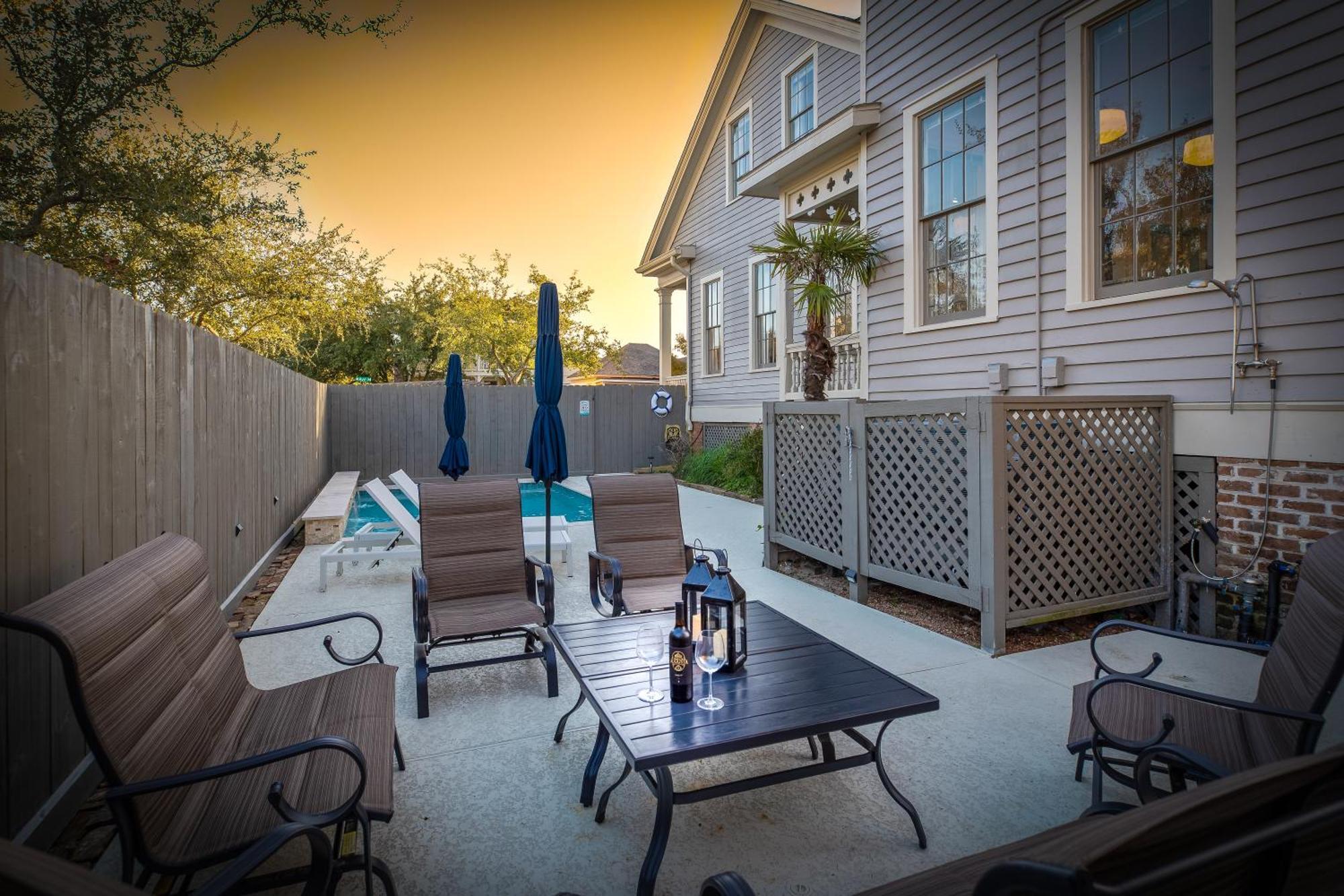 Historic 1871 Coastal Breeze With Heated Pool - Restoring Galveston Villa Buitenkant foto