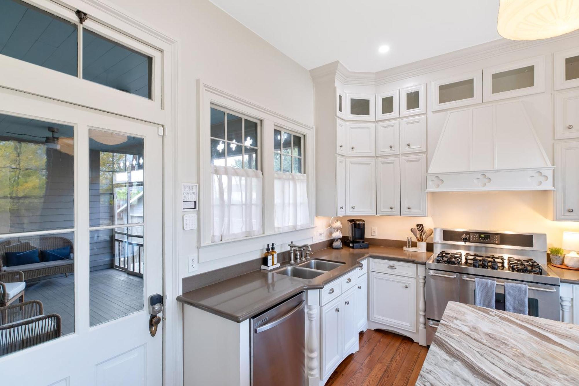 Historic 1871 Coastal Breeze With Heated Pool - Restoring Galveston Villa Buitenkant foto