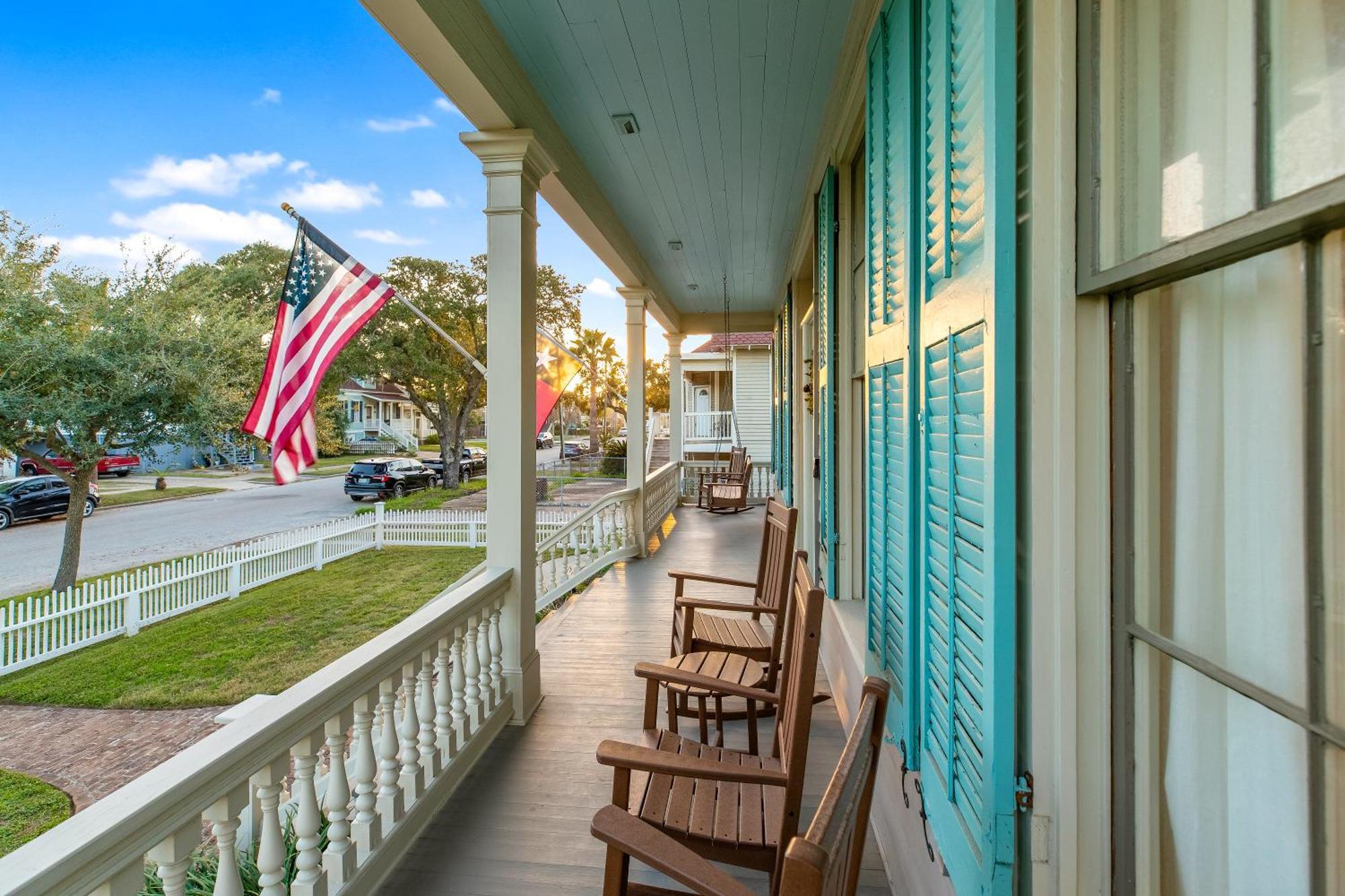 Historic 1871 Coastal Breeze With Heated Pool - Restoring Galveston Villa Buitenkant foto